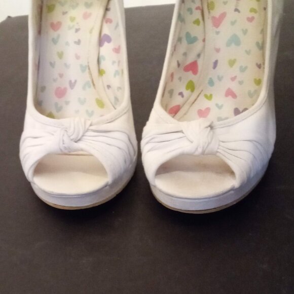 Charlotte Russe White Canvas Peep Toes Shoes size 9 Stilettos High Heels Pumps - Picture 4 of 9